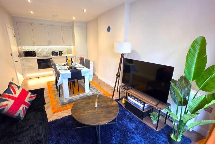 Central Brighton Getaway, Walk to Beach - sleeps 4