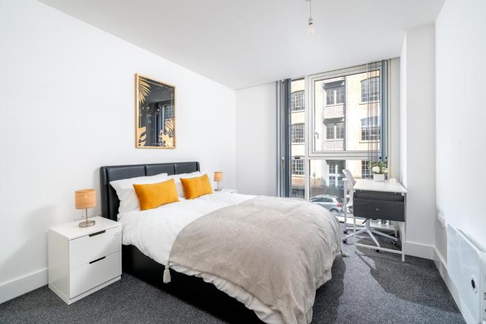 Luxury 2BR City Oasis with Private Balcony and Walk to Tower Bridge