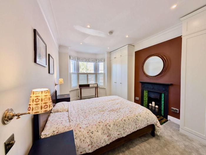 Cosy & Bright Earlsfield House Perfect for Family and Couples