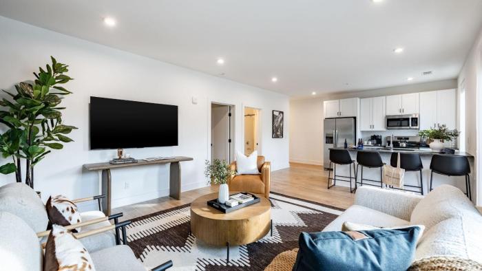 13 Modern Condos Near Downtown Nashville 26 Total Bedrooms Sleeps 90 The Heights by AvantStay