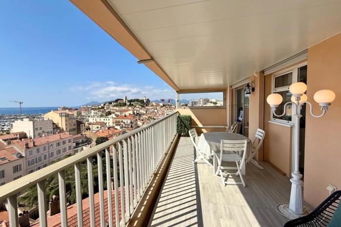 Bright 1-bedroom with large terrace and sea view