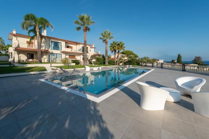 The View - Waterfront apartment with pool