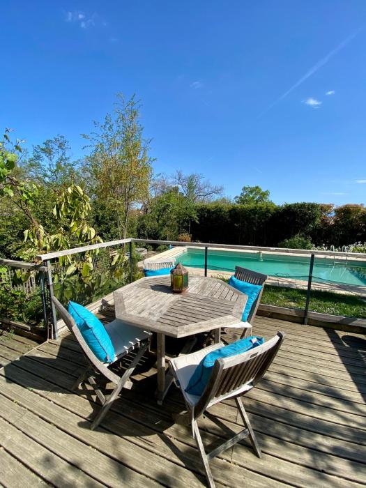 Jolie maisonnette avec terrasse vu sur la piscine et jardin
