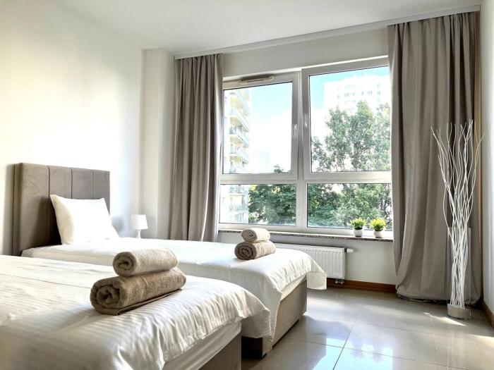 Quiet 2BR Apartment | Metro Wilanowska
