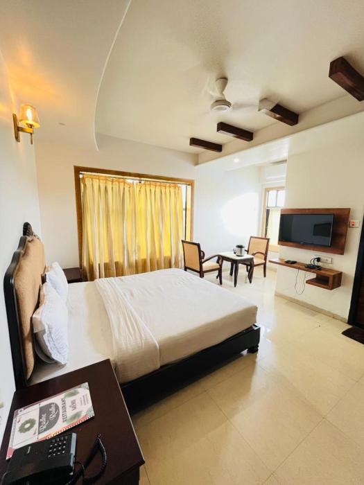 METRO Hotel I 966o9o1oo6 just 500mtr From shreenathji temple By SK