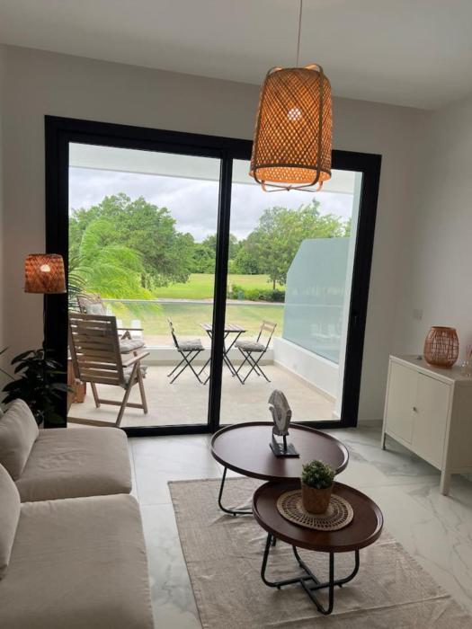 Stylish 1BR, Private Beach, Free Airport Pickup