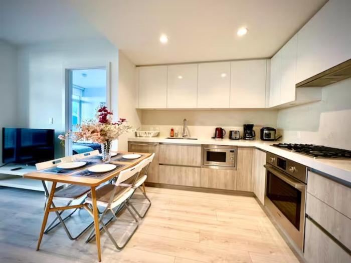 Super convenient 1B1B close to skytrain and metrotown