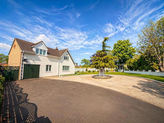 Spacious Villa Style Home, Garden, BBQ, Driveway