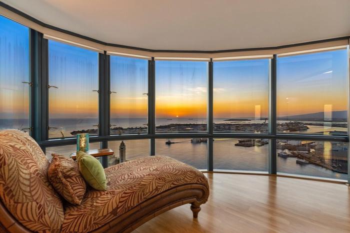 SkyNest - Queens Gambit Penthouse at 66 Queen St