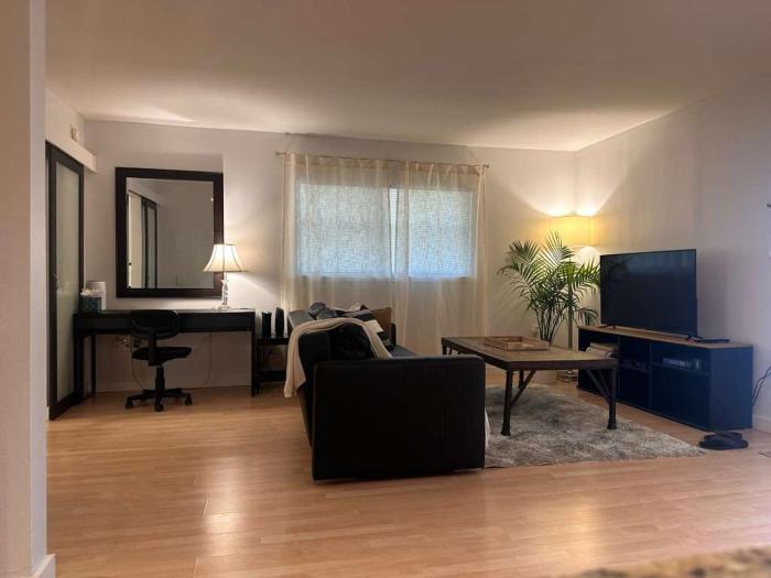 Comfortable Central Escape 8 Minutes to Downtown