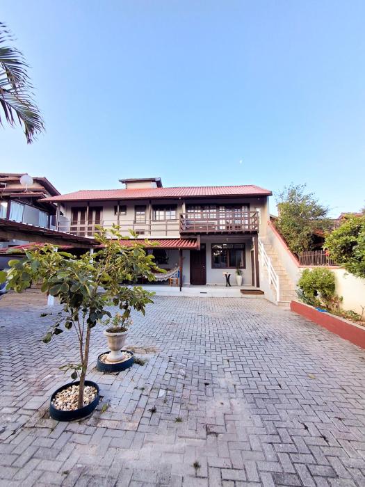 Casa com garagem na rua da praia do Pico da Cruz