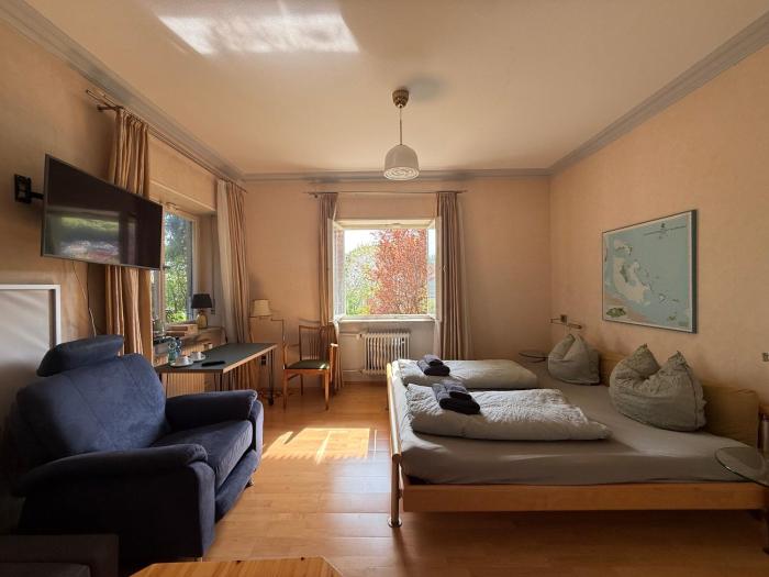 Lautertal Panorama-Suite - Kingsize-Bett & Badewanne & Dusche - Raucherbereich vor überdachten Terrasse - Rosengarten - Parkplätze 15m entfernt- Naturschutzgebiet vor Haustüre - sehr ruhige Gegend - Self-Checkin - 45qm2