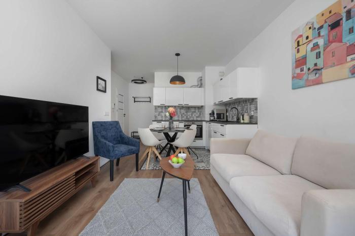 Air Conditioned Apartment in Wrocław Center By the River with Parking by Noclegi Renters