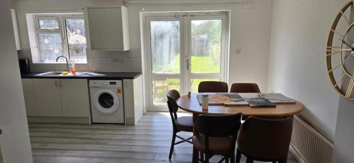 Confortable House Sleeps 7 with Garden and Parking