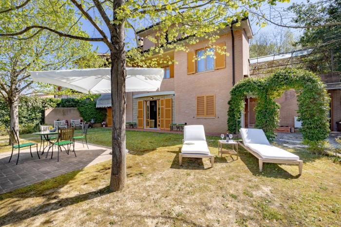 GuestHost - Bright Apartment with garden
