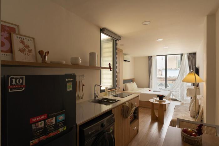 Large Studio with Balcony & Elevator Ben Thanh 5 mins