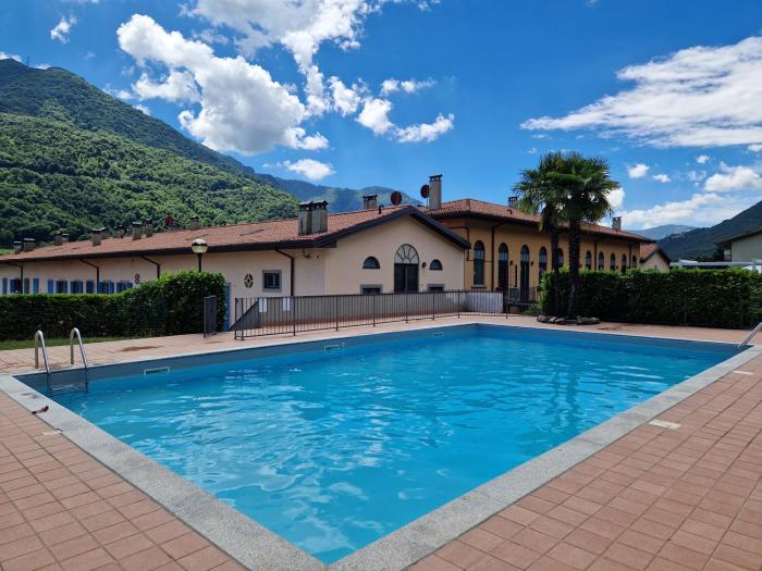 Relax in piscina sul lago Endine
