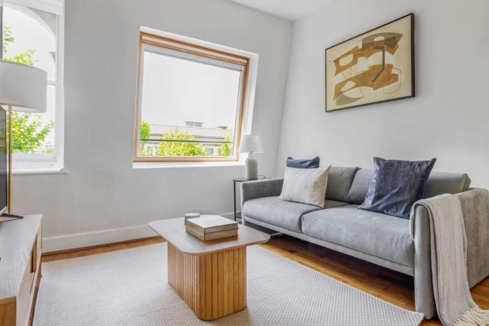 Bright & Cozy 1-Bed Top Floor Flat in West London