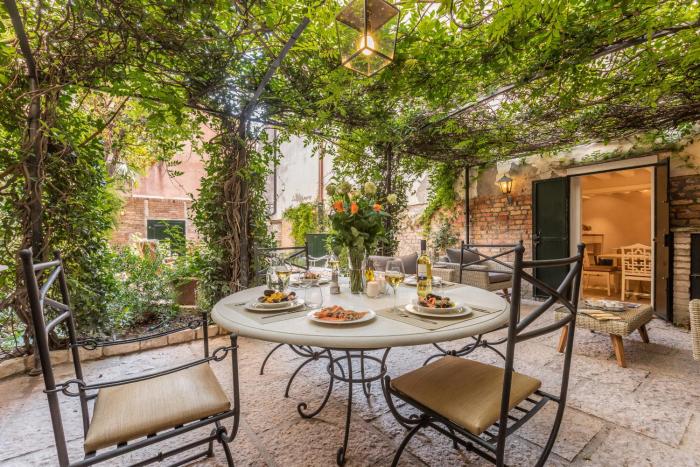 La Baruffa Private House with Garden in Dorsoduro