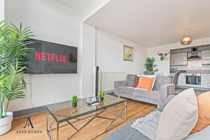 Central 3 Bed Apartment with Balcony and Free Parking