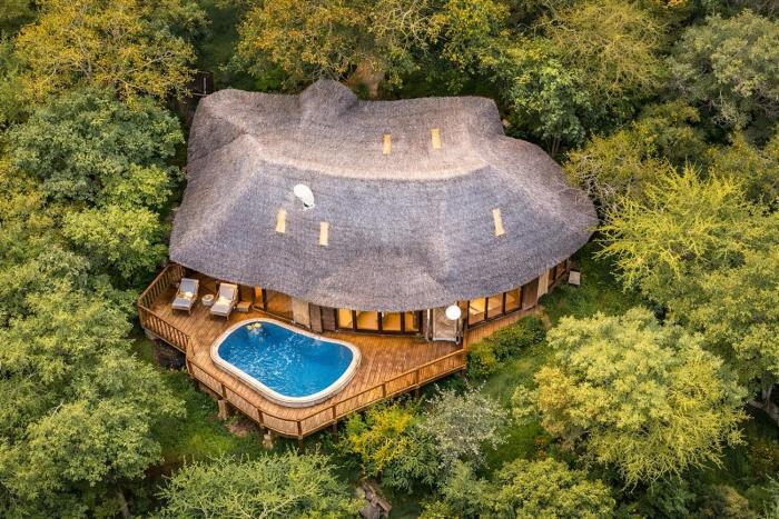 Majestic Villa with Pools & Outdoor Bar in Maanzoni