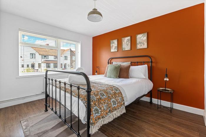 Modern 2-Bed House in Reading