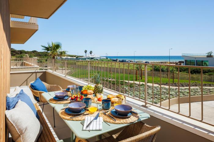 Seaview Bright Apartment - Oceanfront Luxury