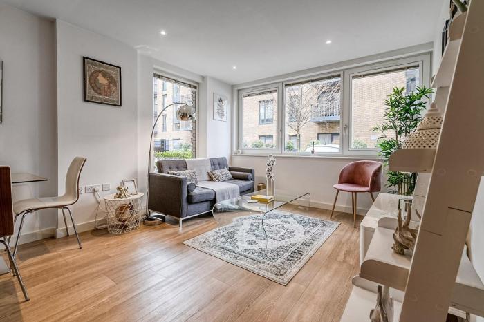 Modern Surrey Quays Flat