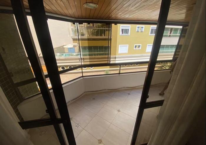 Apartamento Quadra Mar com sacada