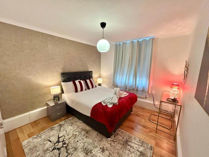 Hyde Park Family Three Bedroom Apartment