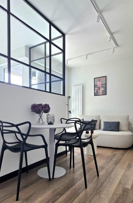 Stylish Minimalist Loft 4 min to Metro Sunny 7 m Balcony