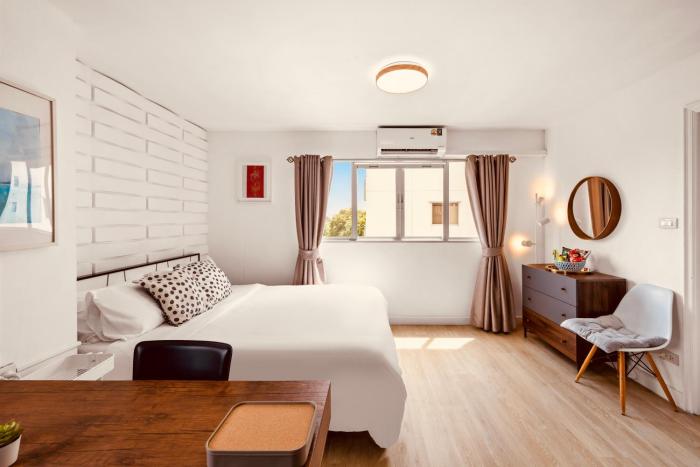 Quiet 1BR River Front Oasis 15 minutes to Sky Train