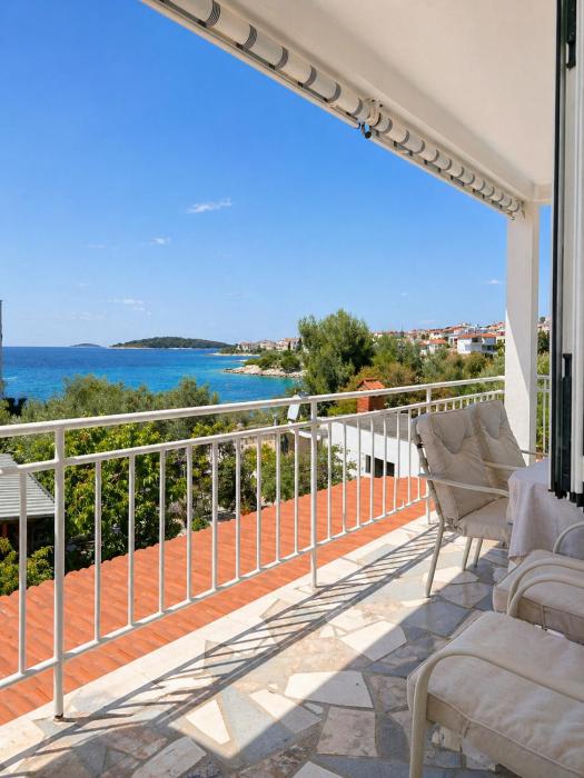 Beachfront apartment with direct access to Lozica beach