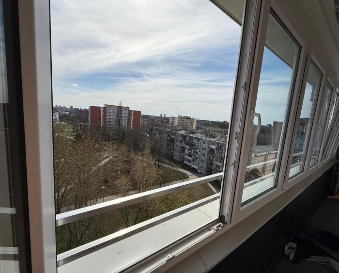 Cozy 9th floor studio with balcony and free parking