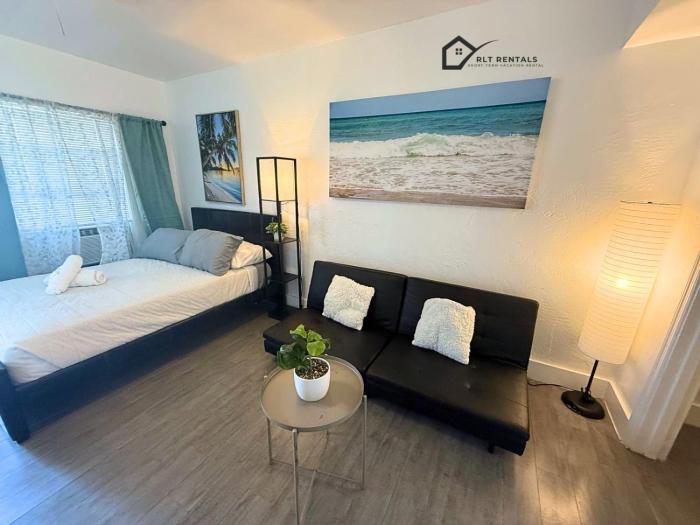Modern Retreat Near Hollywood Beach and Boardwalk 106-1