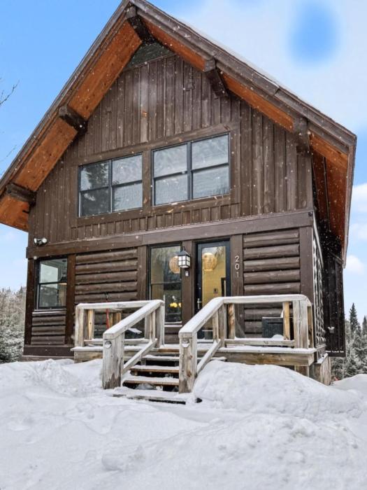Chalet Inukshuk Luxury Log Cabin with Spa Lake View and Club Access near Mont Tremblant