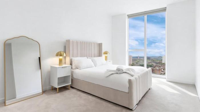 Elegant 1BR Flat - Skyscraper Views Prime Location by REGAL REALMS