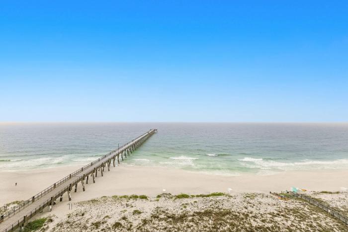 11th-floor oceanfront condo with pool Gulf & pier views with laundry