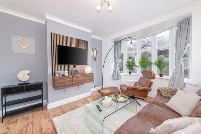 Charming 3-Bedroom Wolverhampton Home with Private Hot Tub
