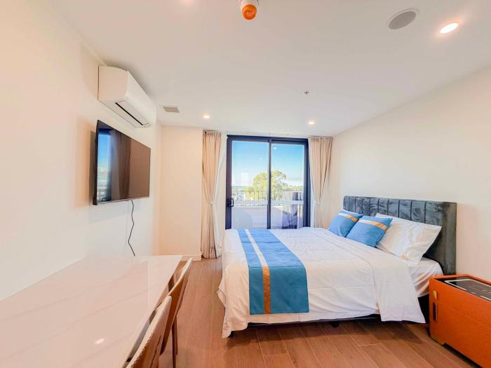 Auburn Studio, Entire Studio with Ensuite toilet and kitchen
