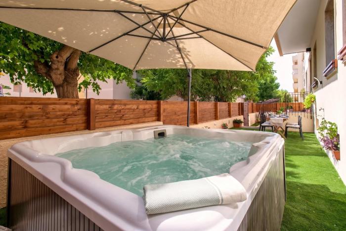 HiddenGarden apartment with garden and jacuzzi in the center of the city of Alghero