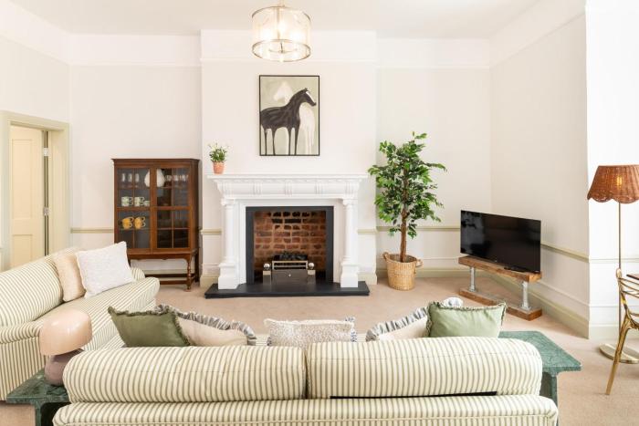 Stunning Sea Views & Designer Living Sleeps 5