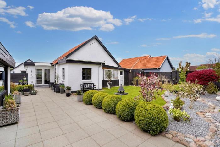 House close to town and shopping