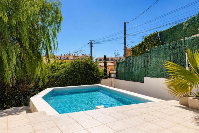 Beautiful 4-bedroom villa with pool and garden
