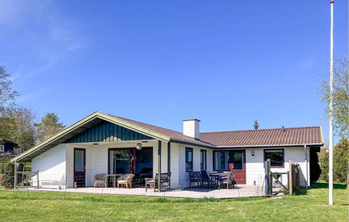 Stunning Home In Hundested With Wifi