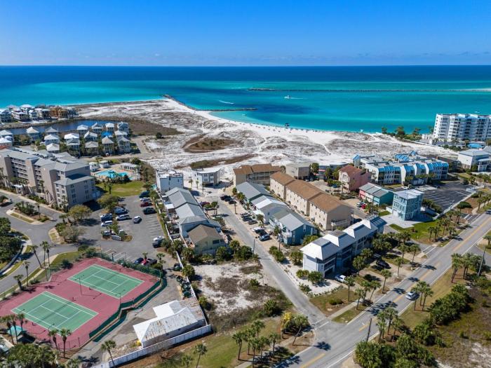 Destin Townhome • Walk to Sandy Beach & Water Taxi