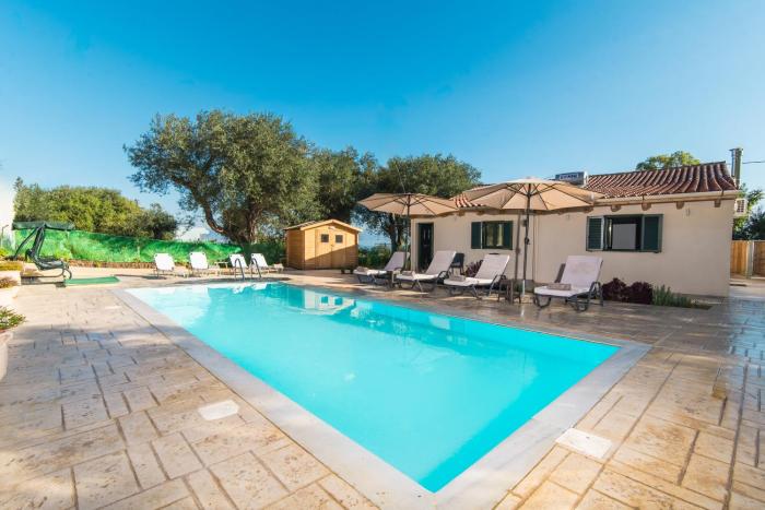 Villa Taxiarchis by Corfuescapes