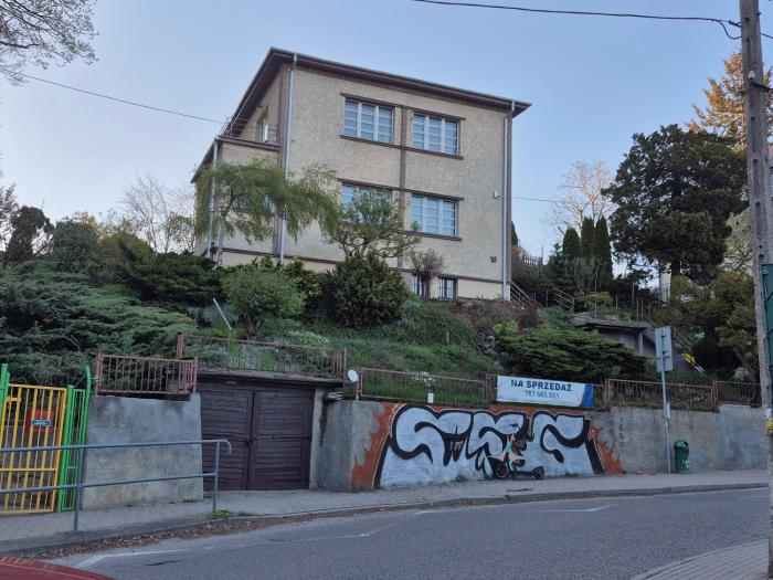 Domek na wzgórzu