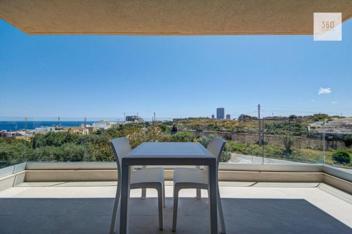 Beautiful Pembroke 2BR home with views Near Beach
