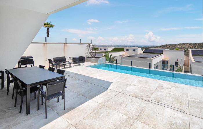 Amazing Home In Rojales